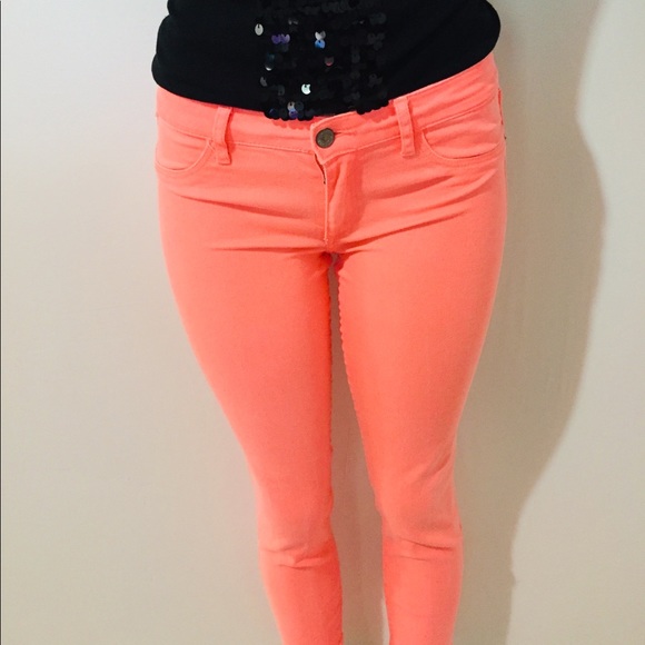 Abercrombie & Fitch neon pants fitted to the body - Picture 7 of 8